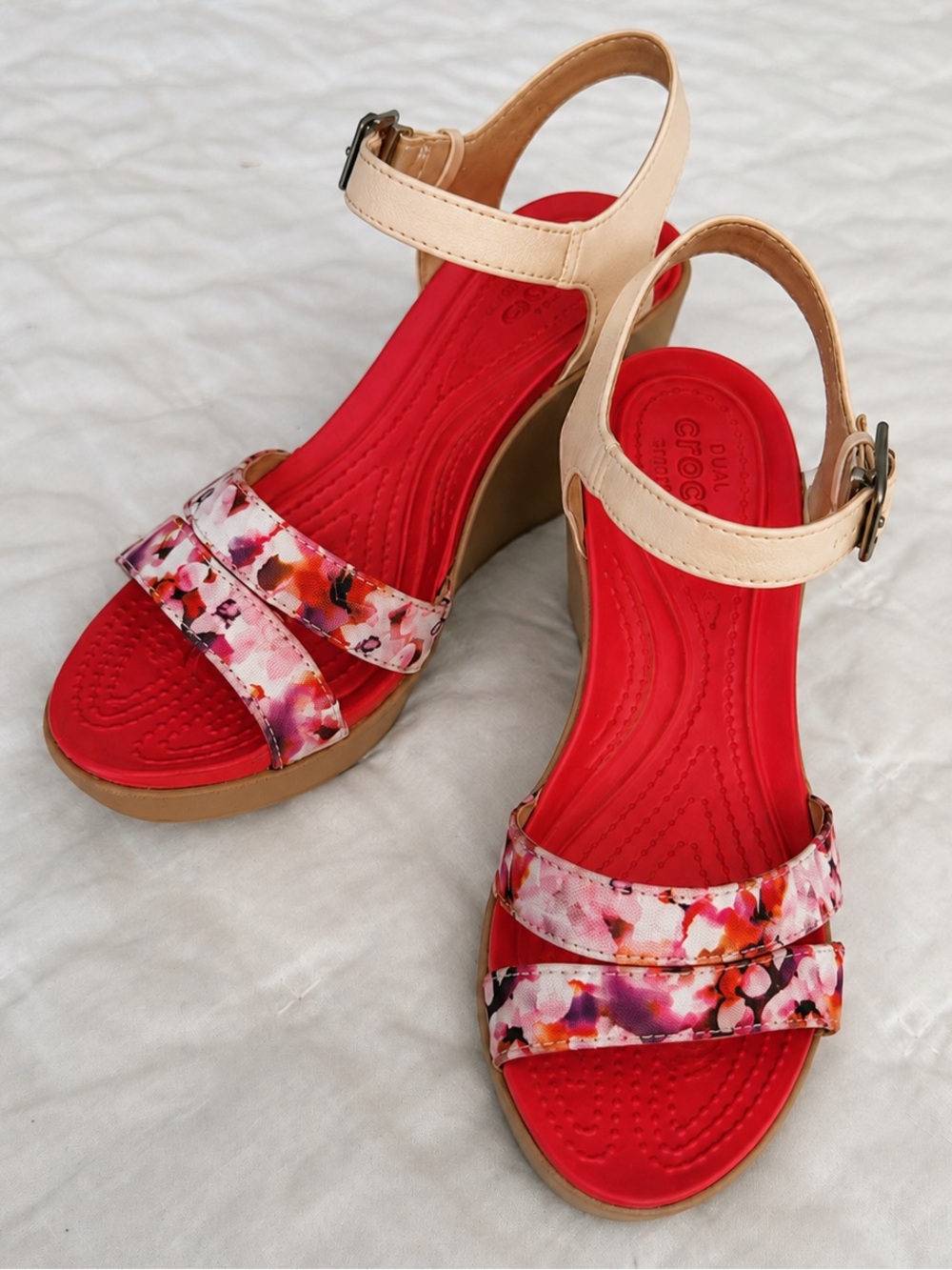 Crocs Leigh II Adjustable Ankle Strap Sandals Pink Floral Sz 6 Platform Wedges
